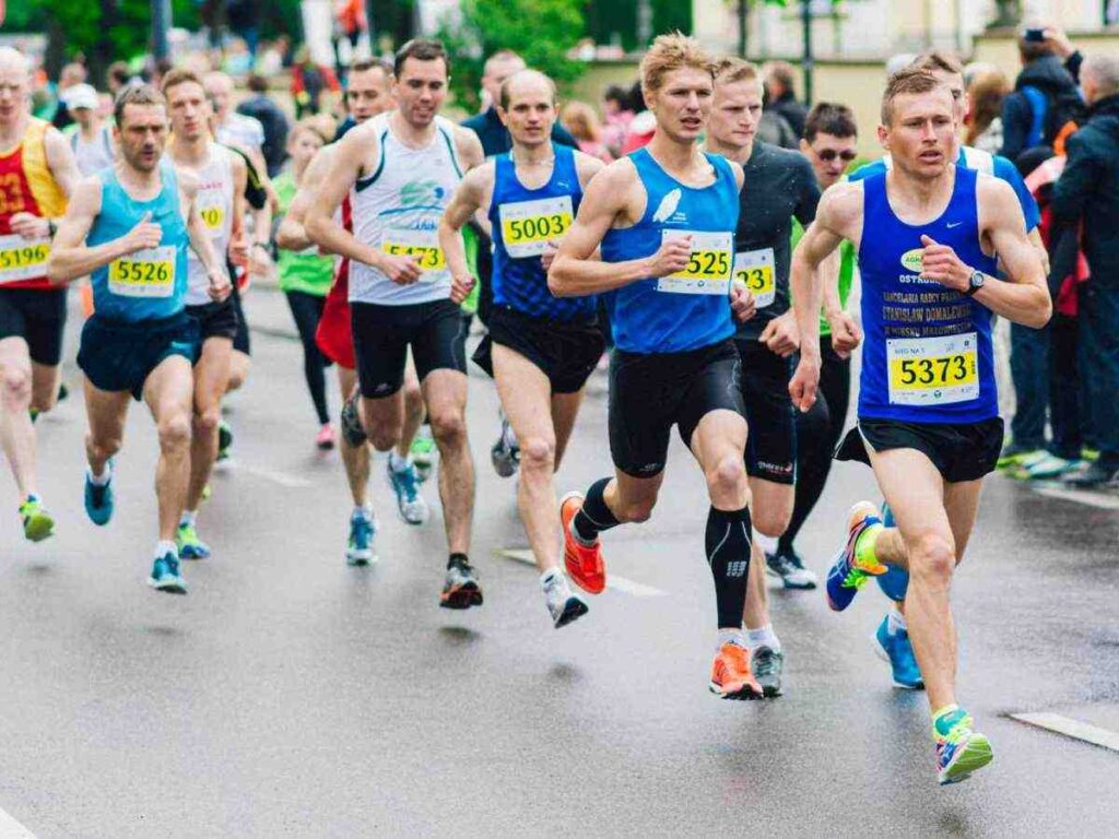 people running marathon